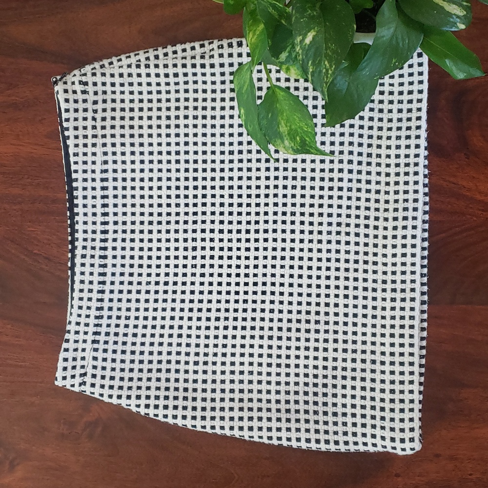 BANANA REPUBLIC Black Off White Textured Grid Knit Skirt Grid Woven Mini Size 6 - Picture 4 of 10